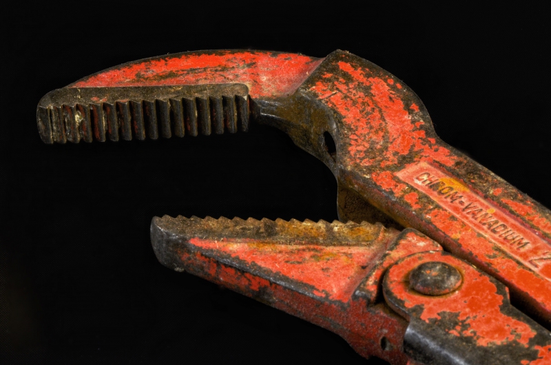 plombier-LUCERAM-min_pipe-wrench-318084